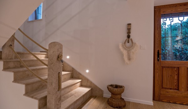 A view of the main entrance to the modern villa and the refined stairs that lead to the attic of the vacation facility on the island of Brač