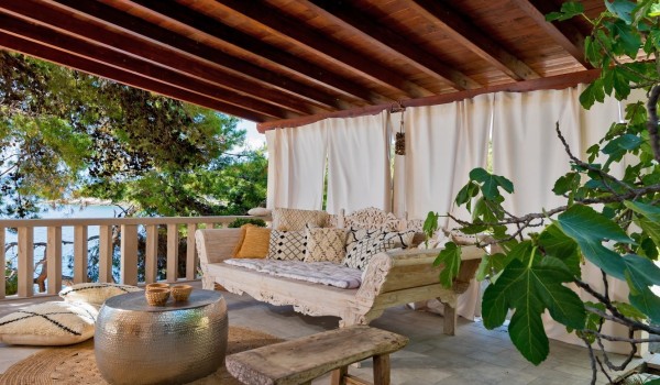 Covered outdoor terrace where you can enjoy the shade with the sounds of crickets and birds on the island of Brač