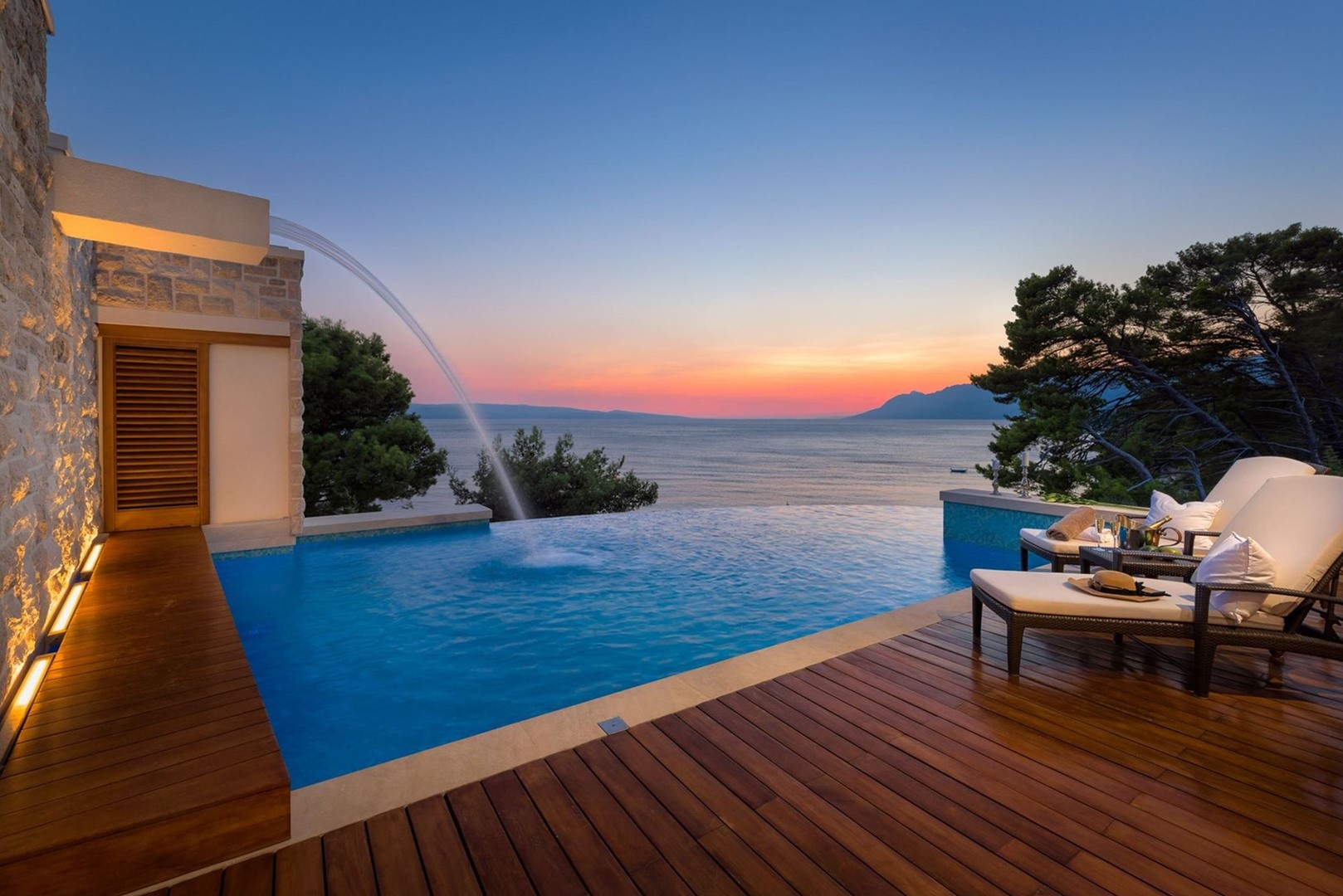 Privater Bereich zum Sonnenbaden mit Sonnenliegen neben dem beheizten Pool einer Kroatien Luxusvilla zur Miete und Familienurlaub in Brela direkt am Strand