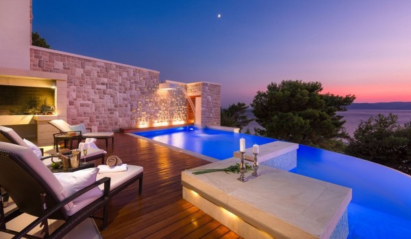 The exterior of a luxury villa in Brela for rent by the beach for a luxurious holiday with a heated pool, barbecue and sun deck for 10 people