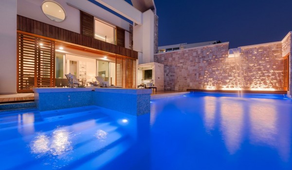 A large glass wall that divides the interior space of the luxury villa Brela Pride in Brela from the terrace with barbecue, heated pool and sunbathing area