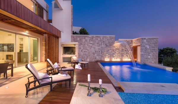 View of the outdoor living area with barbecue, heated pool and sun deck of five friendly villas in Brela-Makarska right on the beach
