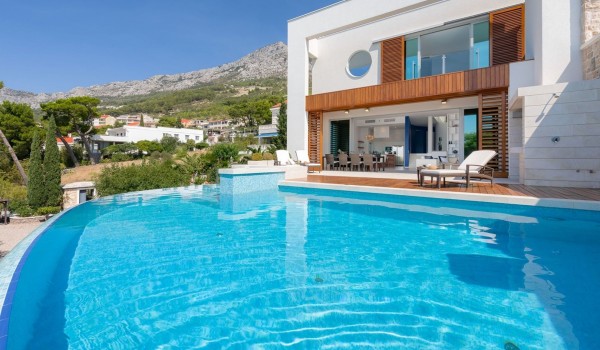 Exterior of the modern luxury villa Brela Pride in Brela with a large heated swimming pool and sun deck, private parking