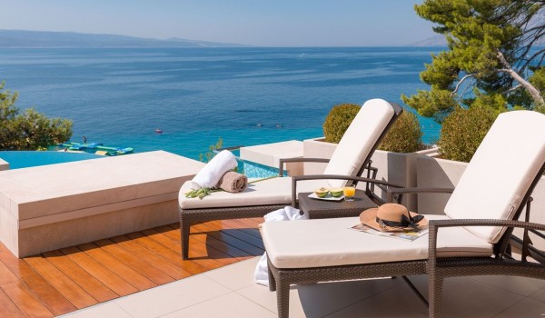 View from the sundeck of a luxurious modern villa with a heated pool next to the beach in Brela for rent and vacation with family and friends