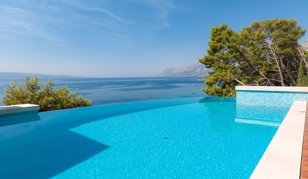 Infinity pool with a view of the beautiful blue sea and the islands of luxury villas for rent and family holidays in Brela