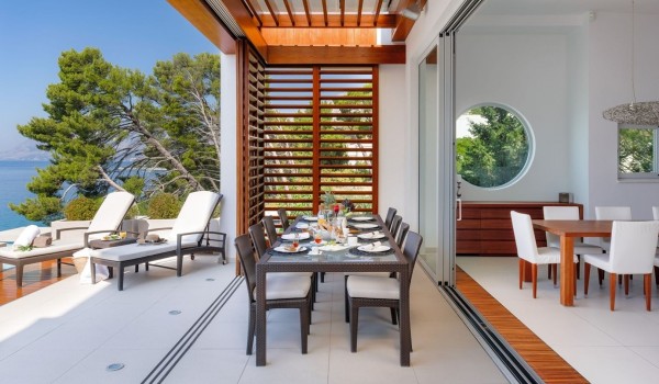Connected indoor and outdoor space of a luxury villa for rent and holiday by the sea in Brela with a large heated pool and sun deck