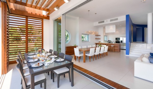 A large glass wall that divides the interior space on the ground floor of the luxury villa by the sea Brela Pride from the terrace with a swimming pool in Brela