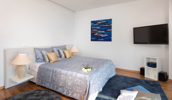 Spacious air-conditioned bedroom with king size bed, Smart TV, stereo and Wi-Fi in a family luxury villa by the sea in Brela