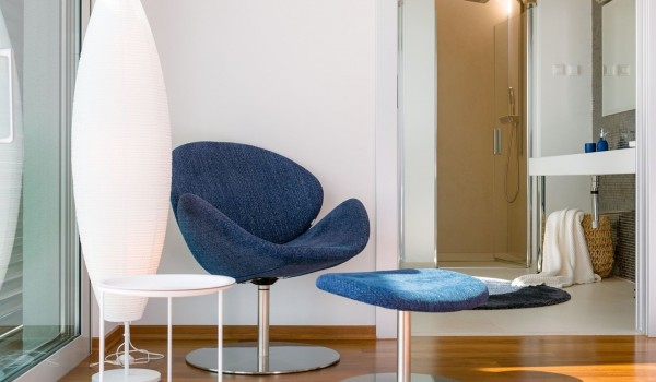 A comfortable armchair for rest and relaxation in a modern villa for rent with family and friends by the sea and the beach in Brela