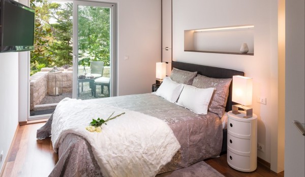 Furnished air-conditioned room with a king size bed, LCD TV in a luxury villa with a swimming pool for rent by the sea in Brela