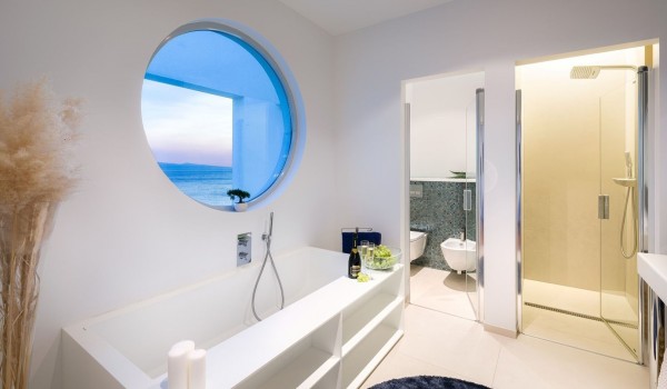 En suite bathroom with sink, toilet, bathtub and walk-in shower of the luxury villa for rent and peaceful vacation Brela Pride in Brela