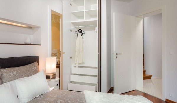 Air-conditioned bedroom with wardrobe and en suite bathroom in a private villa for rent by the sea in Brela