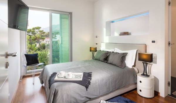 A comfortable double bed in an air-conditioned bedroom with SAT TV in the luxury villa Brela Pride with concierge service and private parking in Brela