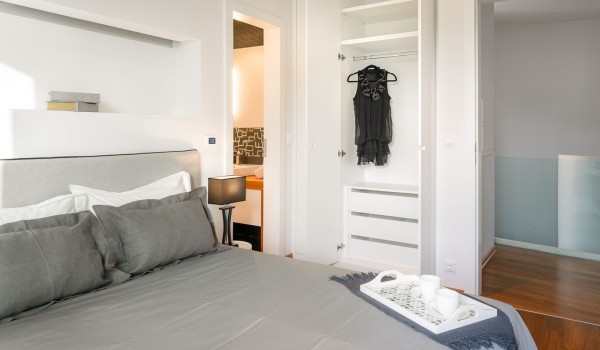 Air-conditioned bedroom with wardrobe and en suite bathroom in a private villa for rent by the sea in Brela