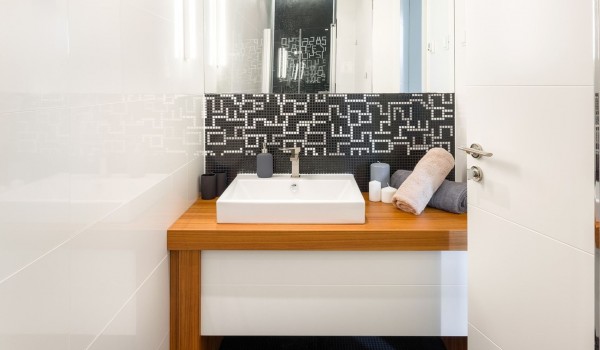 Neutral tones of the luxurious bathroom in the Brela Pride family vacation villa in Brela for 10 people