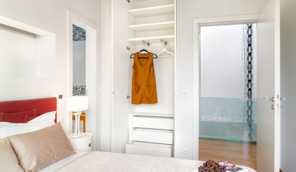 Spacious air-conditioned bedroom with wardrobe and en suite bathroom in a private villa for rent by the sea in Brela