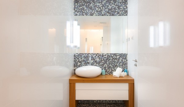 Private toilet with sink and mirror in the luxury villa Brela Pride by the beach in Brela