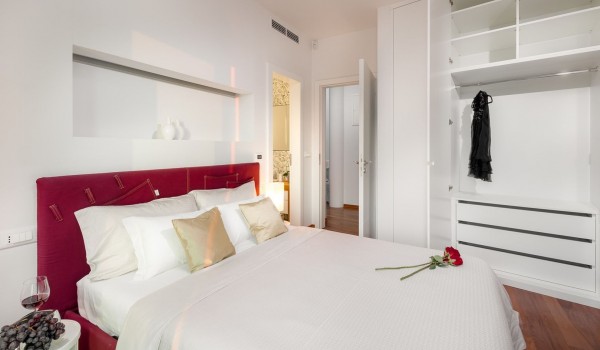 Spacious air-conditioned bedroom with wardrobe and en suite bathroom in a private villa for rent by the sea and beach in Brela