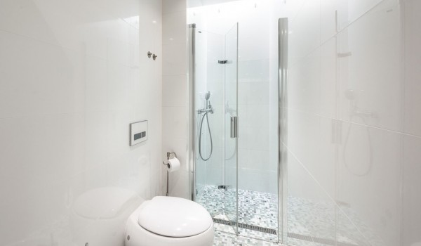 Elegant en suite bathroom with sink, toilet, bathtub and walk-in shower of luxury family villa for rent and quiet vacation Brela Pride in Brela