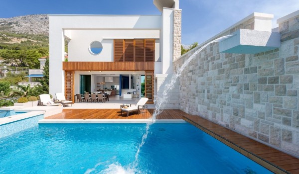 Luxury villa Brela Pride with private heated infinity pool, gym and private parking next to the pebble beach in Brela