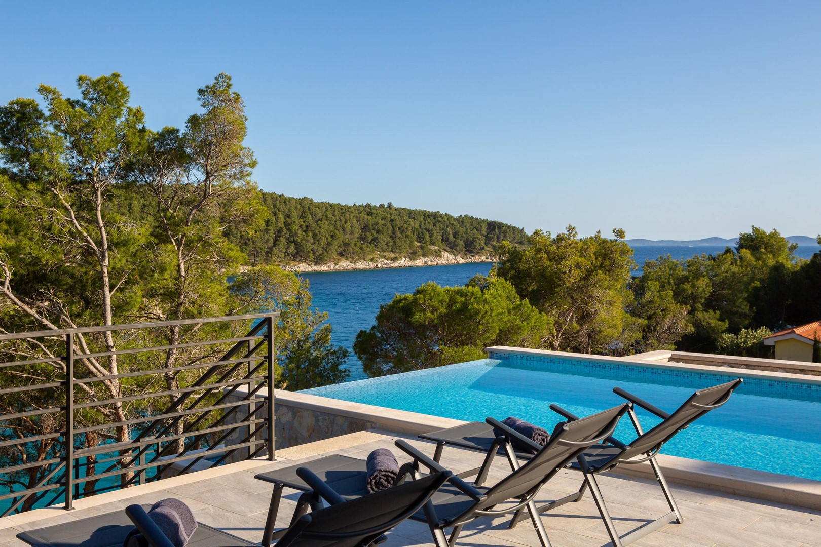 Luksuzna dalmatinska vila Sea Horizon uz more s privatnom terasom i bazenom za odmor i najam