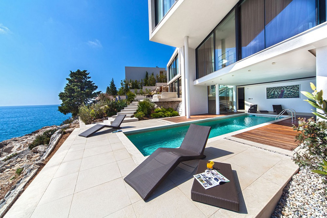 Das Äußere einer Luxusvilla in Kroatien für Urlaub und Vermietung mit privatem beheiztem Pool und Sauna am Strand in Primošten