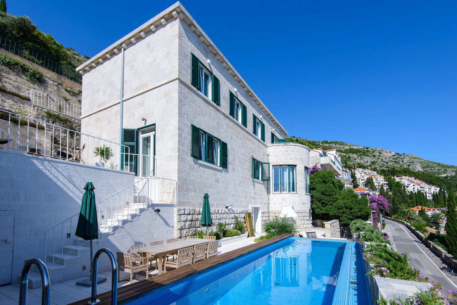 Dnevna slika hrvatske luksuzne vile Castello za najam u Dubrovniku za  odmor s privatnim bazenom, jacuzzijem i saunom uz plažu Banja.