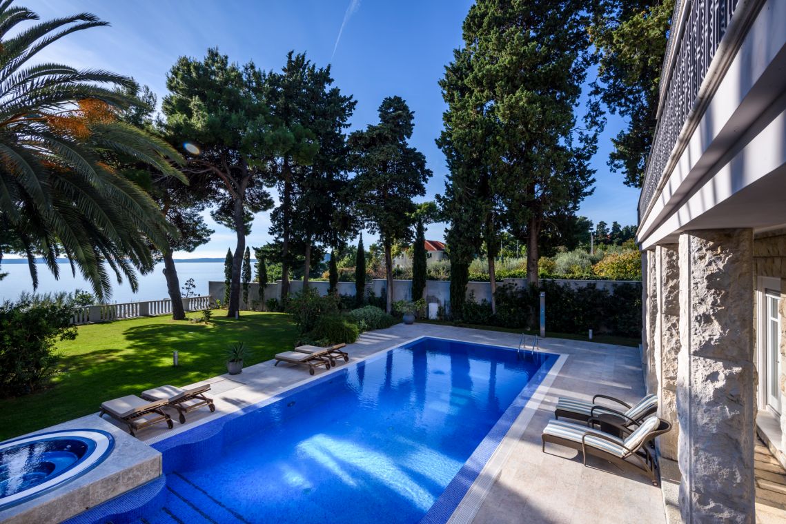 Grijani bazen na terasi hrvatske luksuzne vile za najam i odmor Castello Split uz more