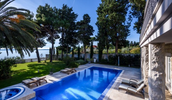 Luxusvilla Castello Split mit Pool am Strand