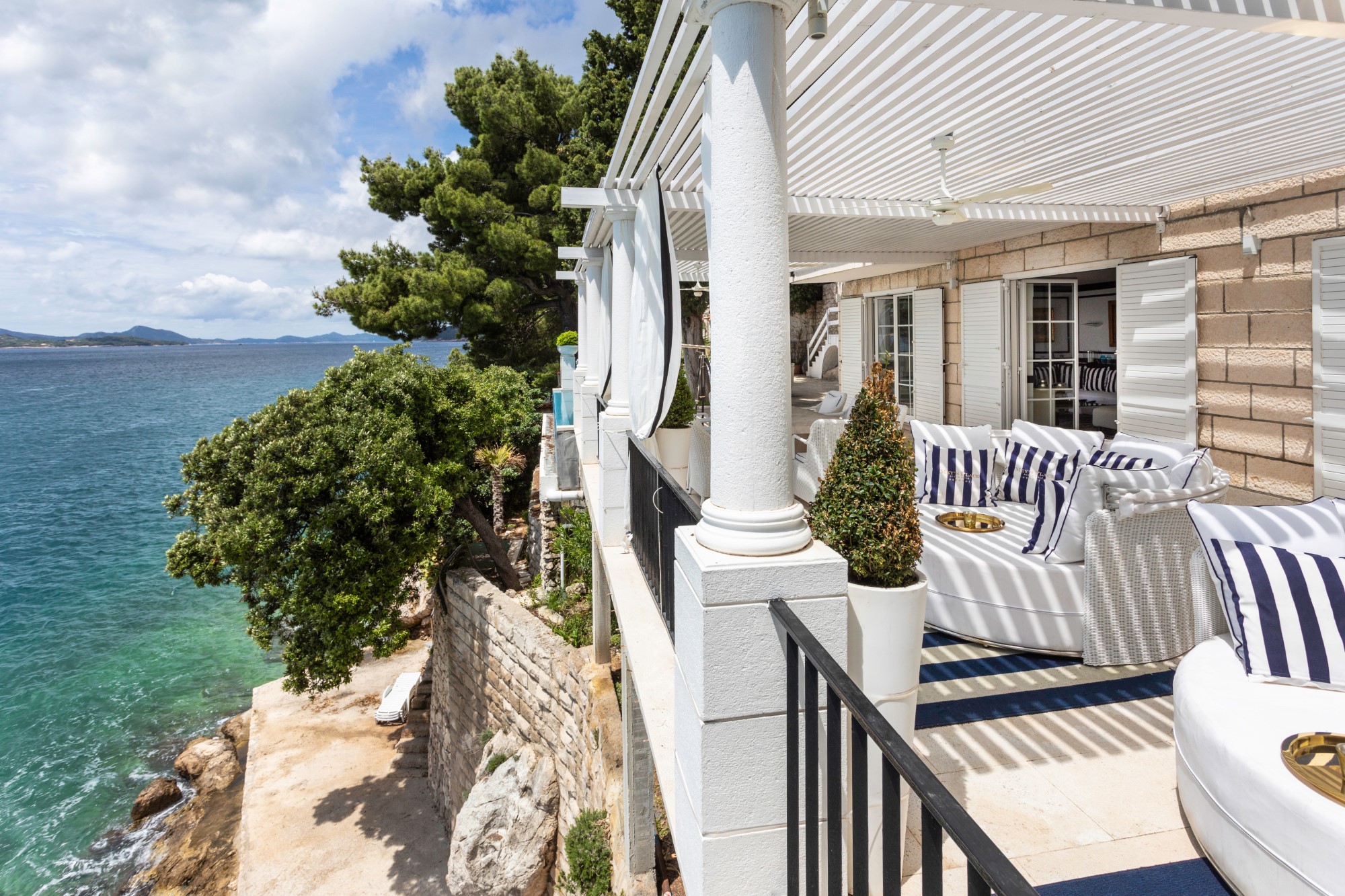 Ležaljke na privatnoj terasi s pogledom na more hrvatske luksuzne vile za odmor u Dubrovniku s privatnim bazenom