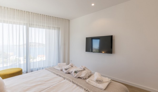 Bedroom of the luxury pool villa Seven Seas with king-size bed and SMART TV for vacation and rent