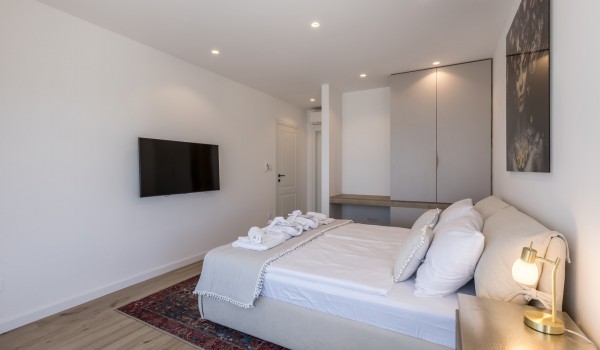 Bedroom of the luxury pool villa Seven Seas with king-size bed and SMART TV for vacation and rent