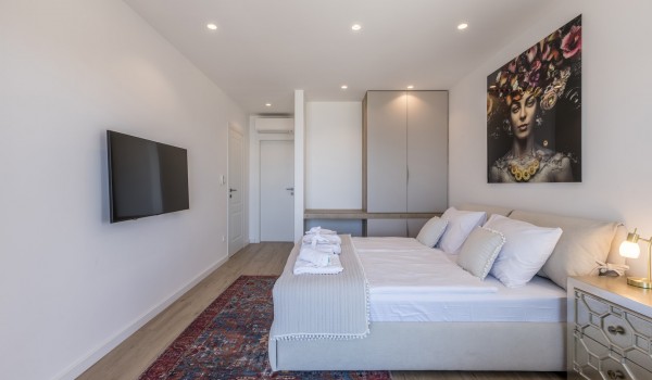 Bedroom of the luxury pool villa Seven Seas with king-size bed and SMART TV for vacation and rent