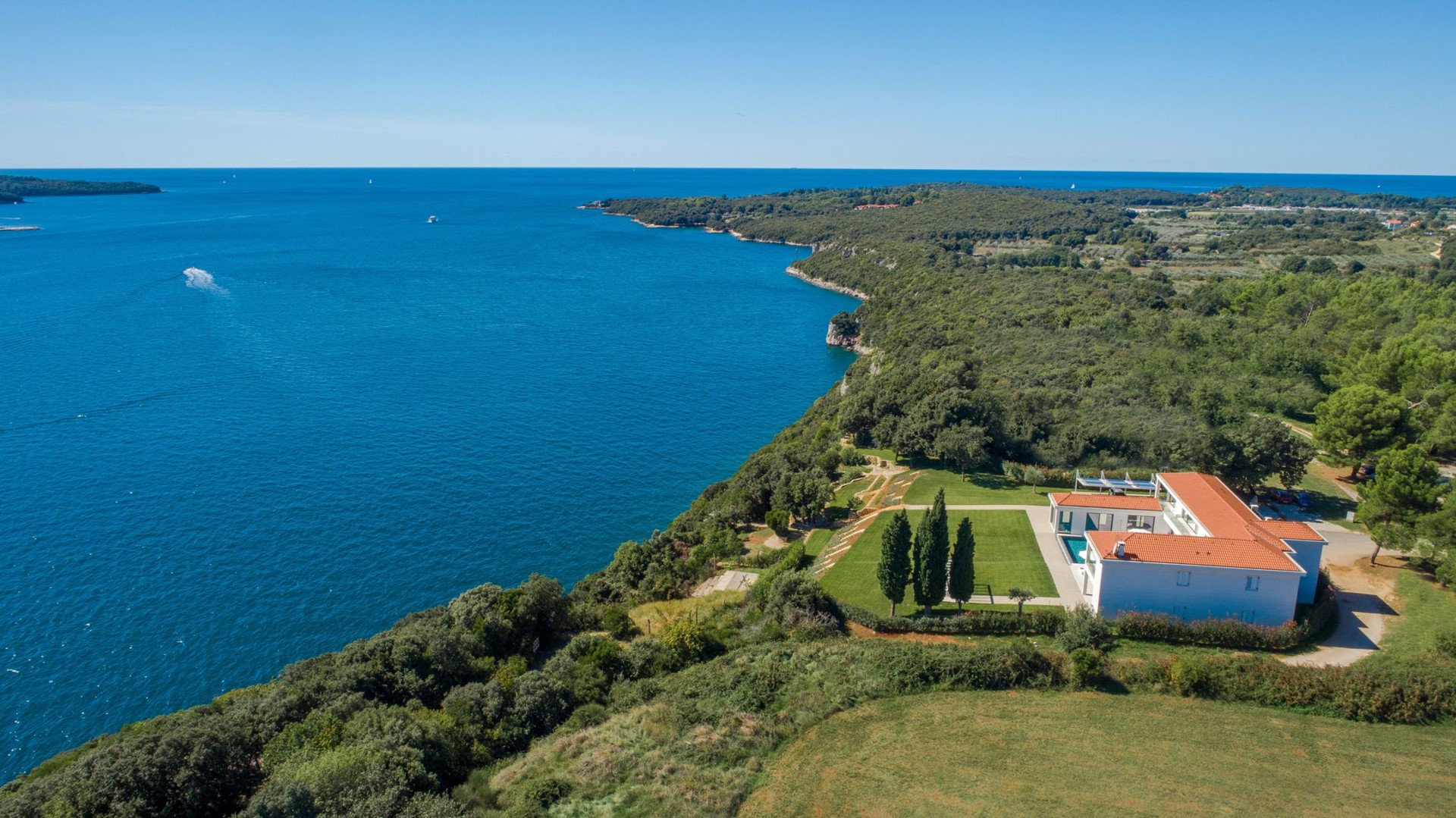 Pogled iz zraka na luksuznu hrvatsku vilu Eden Land, u kojoj su dozvoljeni kućni ljubimci, s uslugom concierge i privatnim bazenom u Istri

