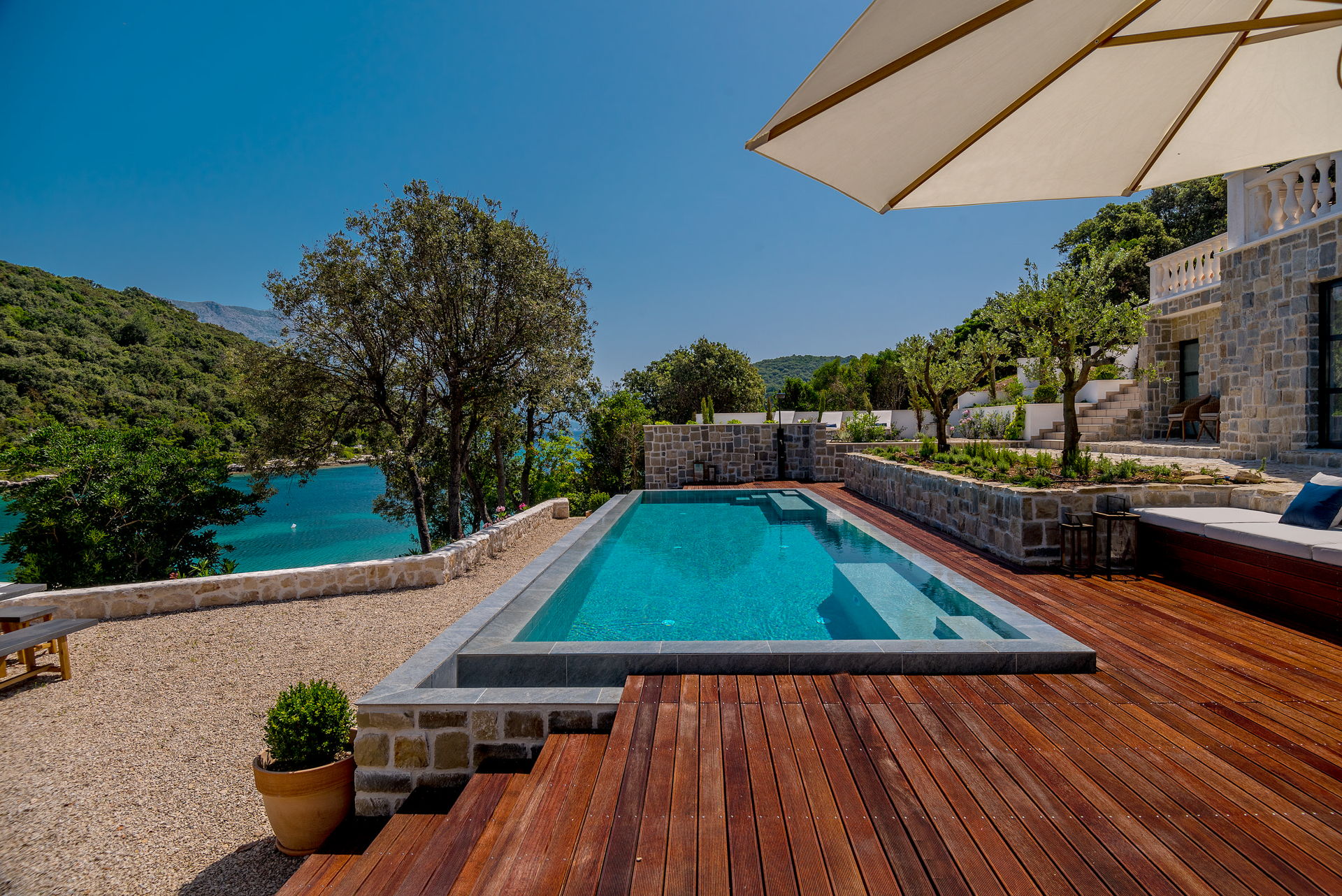 Bild vom beheizten Pool mit Meerblick der Kroatien Luxusvilla Feodora Korčula am Meer mit privatem Parkplatz und Pool