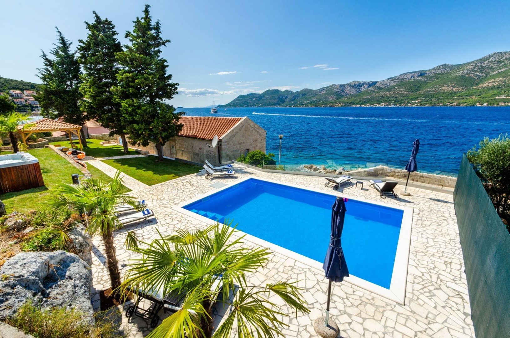 Hrvatska luksuzna vila za odmor Gabriela s privatnim bazenom, teretanom, jacuzzijem pored šljunčane plaže na Korčuli