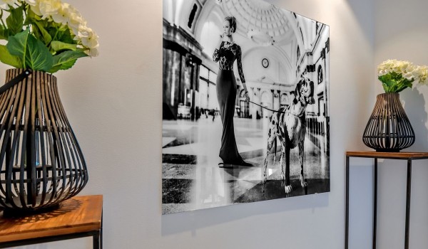A picture on the wall and decorative flowers in the luxury villa Korcula Prestige on the island of Korčula