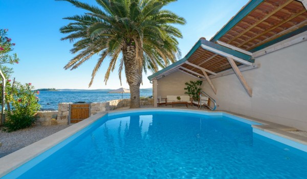 Luksuzna vila Mare s bazenom u Orebicu na Peljescu uz plažu