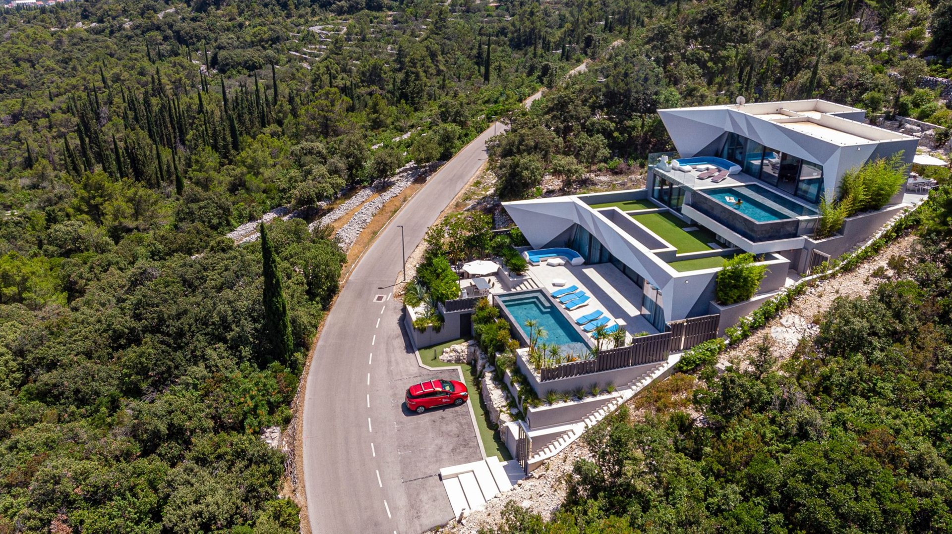Himmelsblick auf eine kroatische Luxusvilla Korcula Diamond mit privaten Pools und Meerblick auf die Insel Korcula
