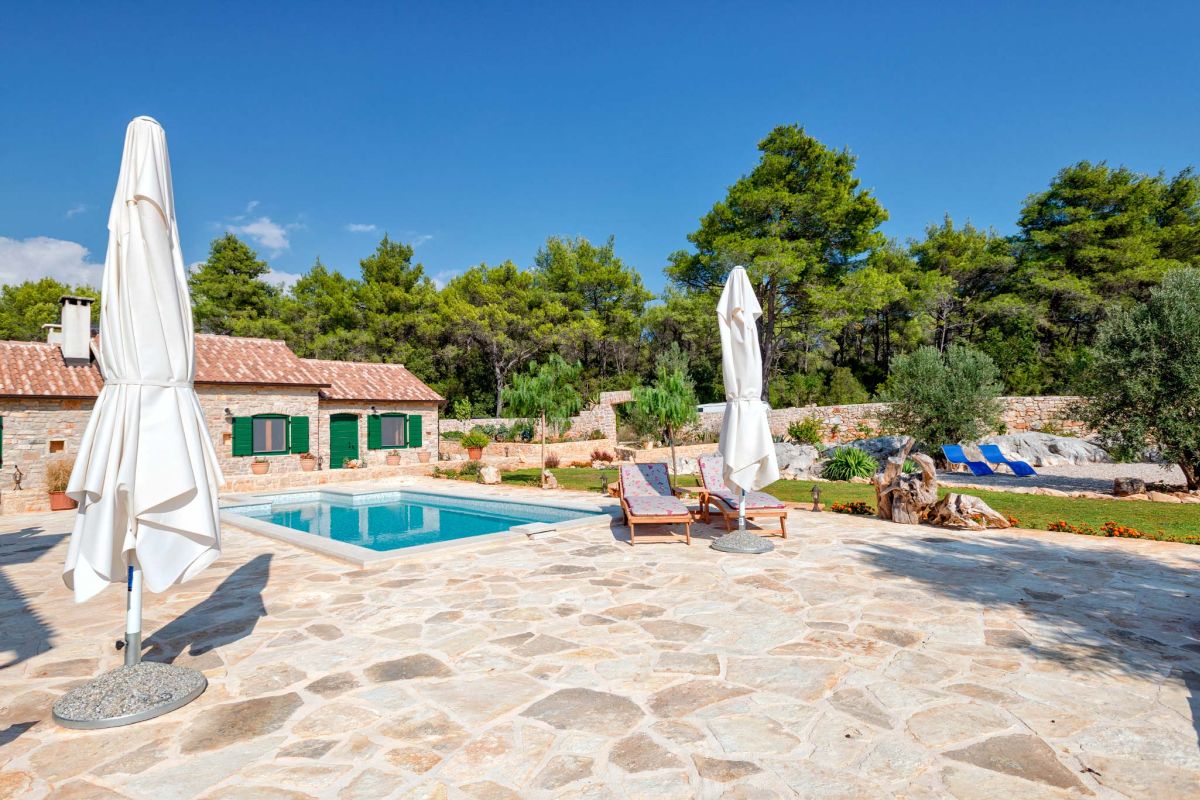 Privatni bazen hrvatske luksuzne vile Stone Heritage na Hvaru za obiteljski odmor.