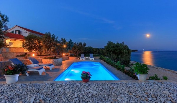 Vila Dalmatino Trogir s bazenom na plaži