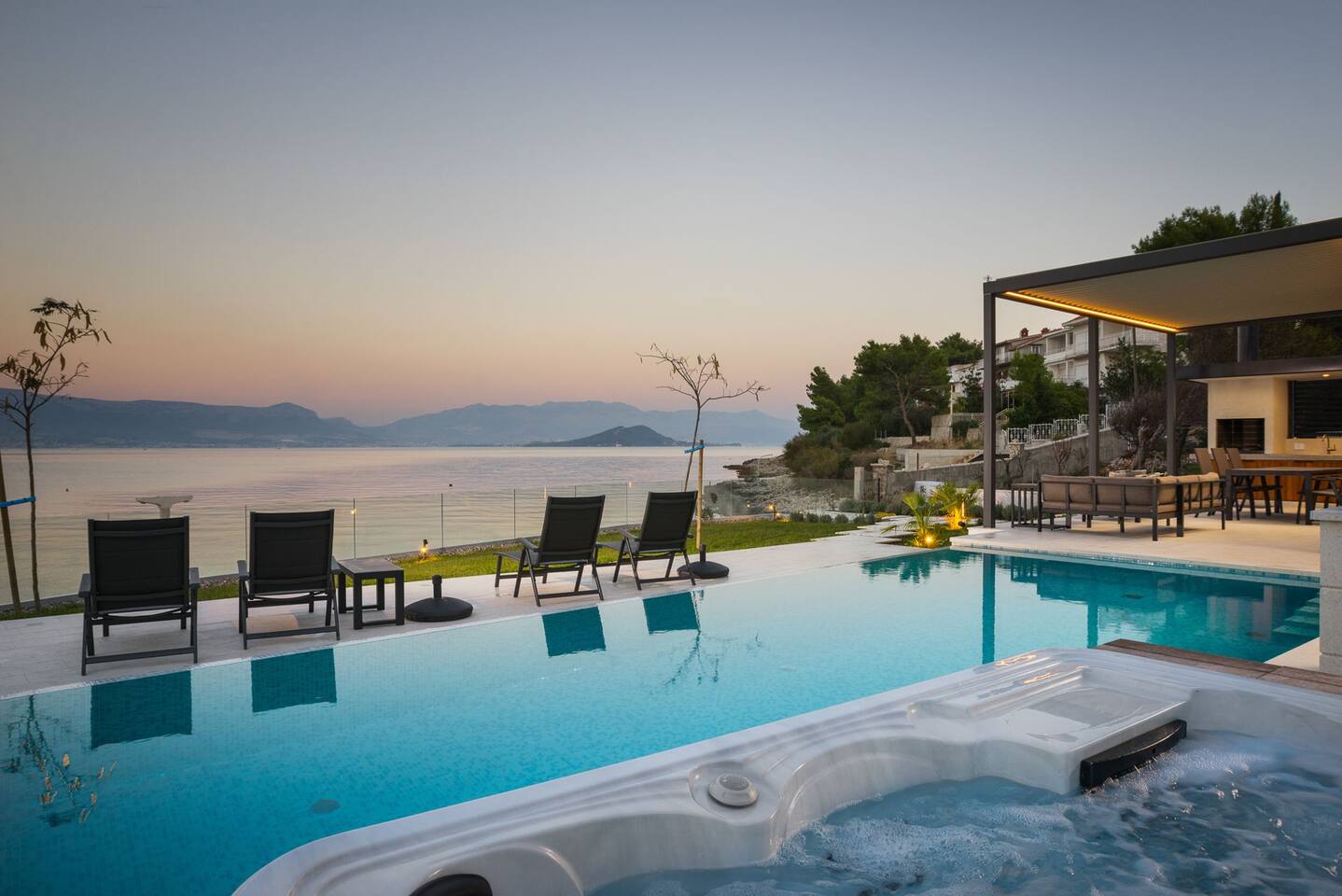 TROGIR LUKSUZNE VILE - Luksuzna Villa Grey Martini na plaži s bazenom, jacuzzijem i teretanom na otoku Ciovo