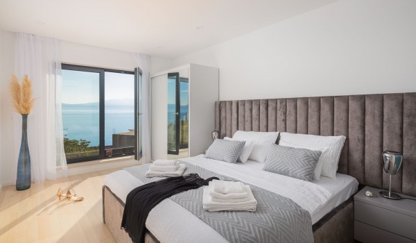 Spacious bedroom with King-size bed and sea view in luxury pet-friendly villla Azul in Makarska for vacation and rent.