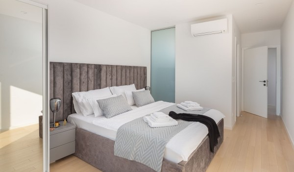 Spacious bedroom with King-size bed and sea view in luxury pet-friendly villla Azul in Makarska for vacation and rent.
