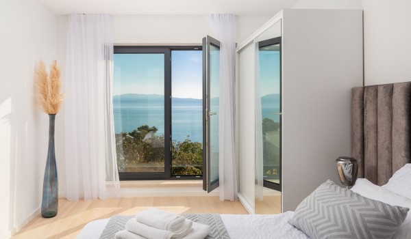 Spacious bedroom with King-size bed and sea view in luxury pet-friendly villla Azul in Makarska for vacation and rent.