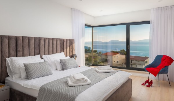 Spacious bedroom with King-size bed and sea view in luxury pet-friendly villla Azul in Makarska for vacation and rent.