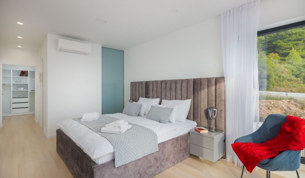 Spacious bedroom with King-size bed and sea view in luxury pet-friendly villla Azul in Makarska for vacation and rent.