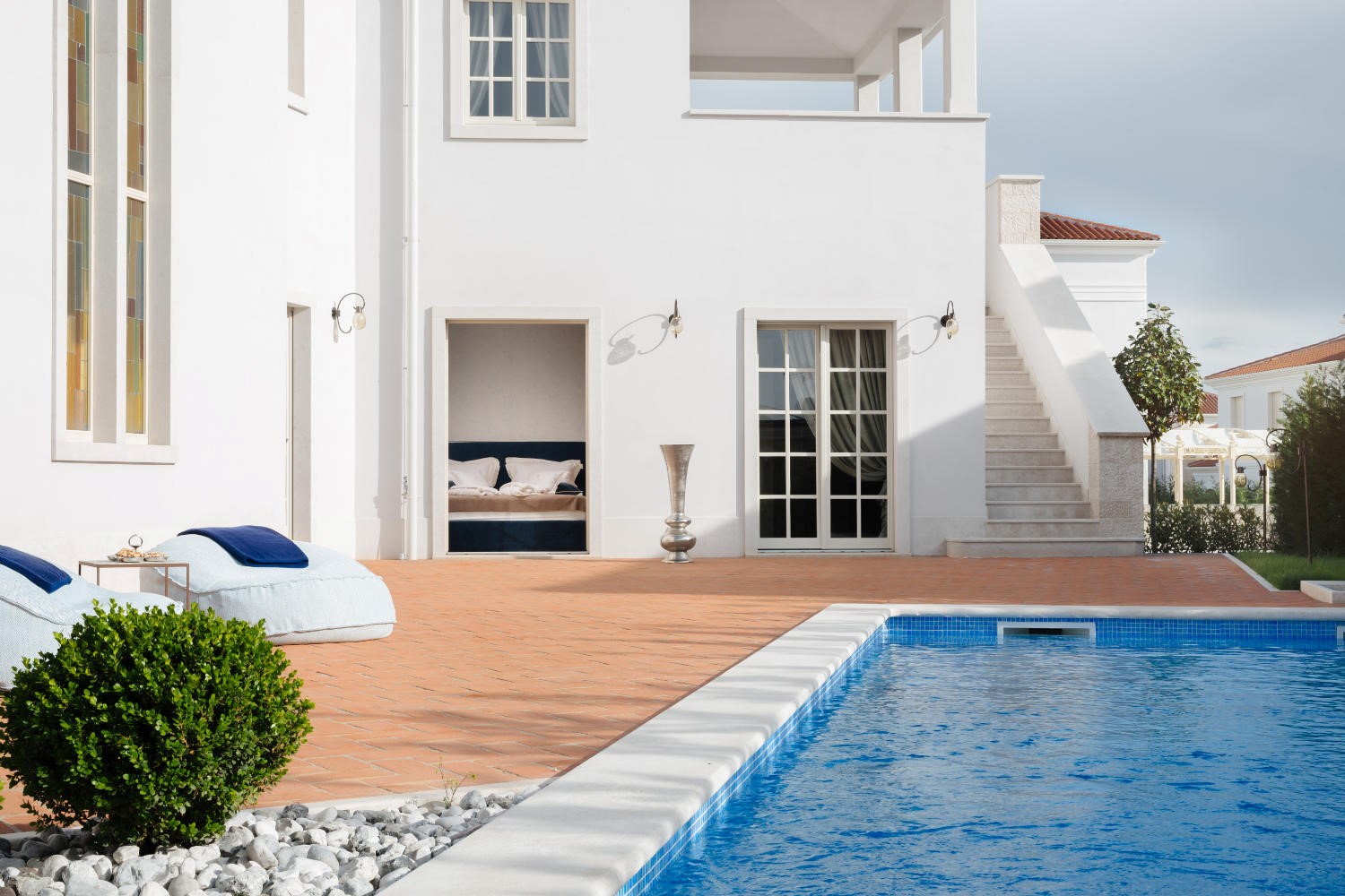 Blick auf den privaten Pool und den Eingang zur Kroatien Luxusvilla zur Miete und Ferien Cesara in Vabriga in Istrien