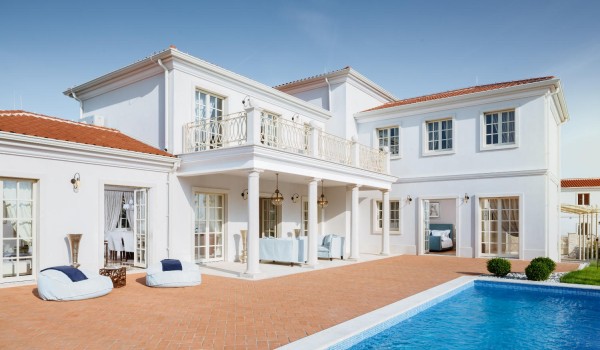 A view of the luxurious pool villa Lea with a private pool and an outdoor terrace with deckchairs in Vabriga in Istria