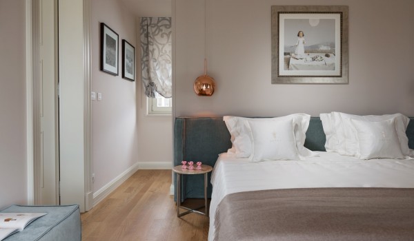 Stools and a double bed in the bedroom in the luxury holiday villa Lea in Vabriga in Istria